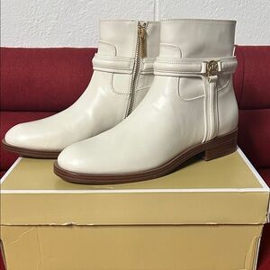 Brand new in box, Michael, Kors, cream, color, leather ankle boots Mindy size 8